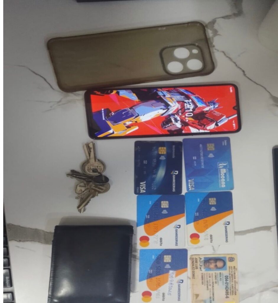 Objetos personales: teléfono, tarjetas, llaves, cartera.