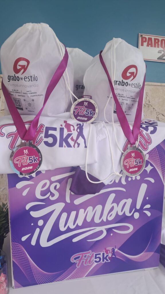Medallas y mochilas Fit5K 2026 en exhibición.