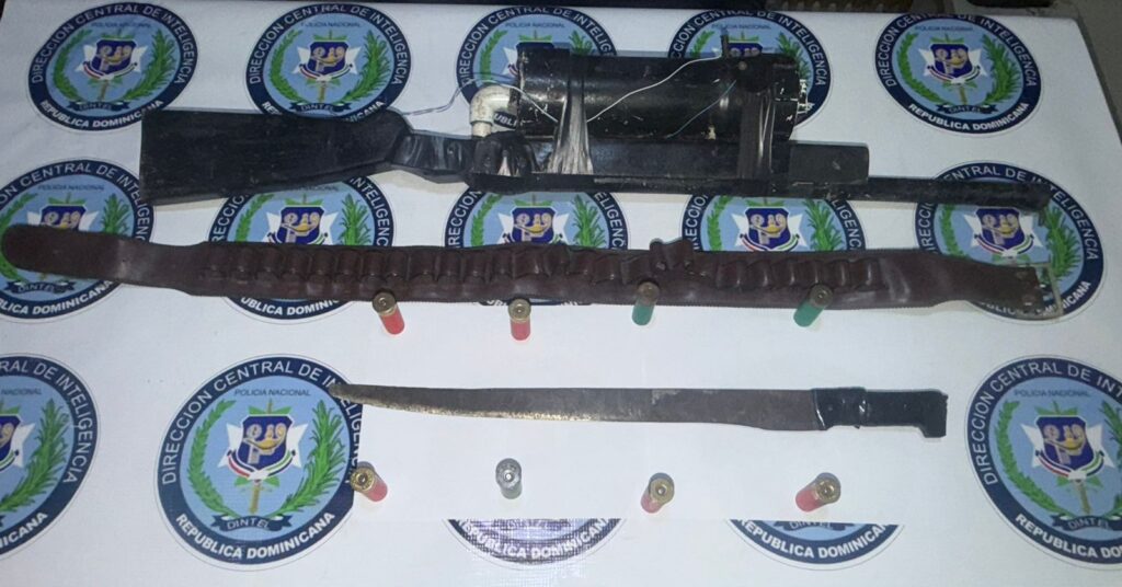 Armas y municiones incautadas sobre mesa policial.