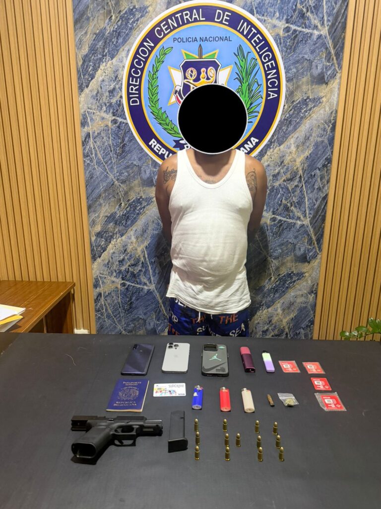 Hombre detenido con objetos confiscados por la policía.