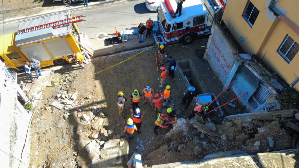 Rescatistas responden a derrumbe en área urbana