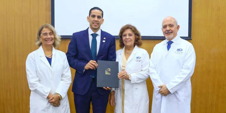 Grupo de médicos presenta un documento oficial.