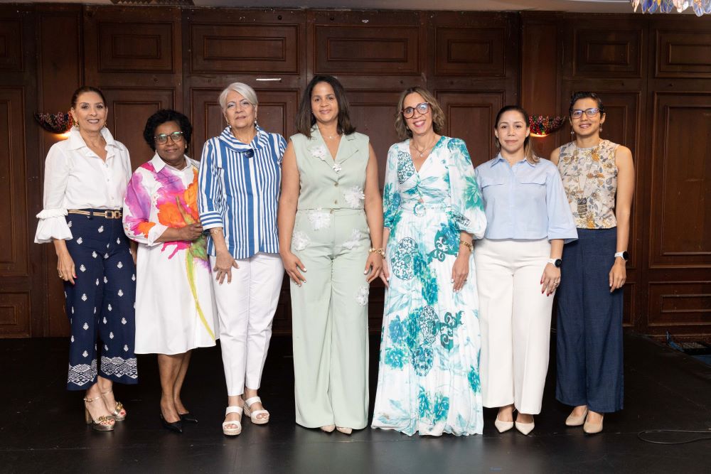 Grupo de mujeres posando en evento formal.
