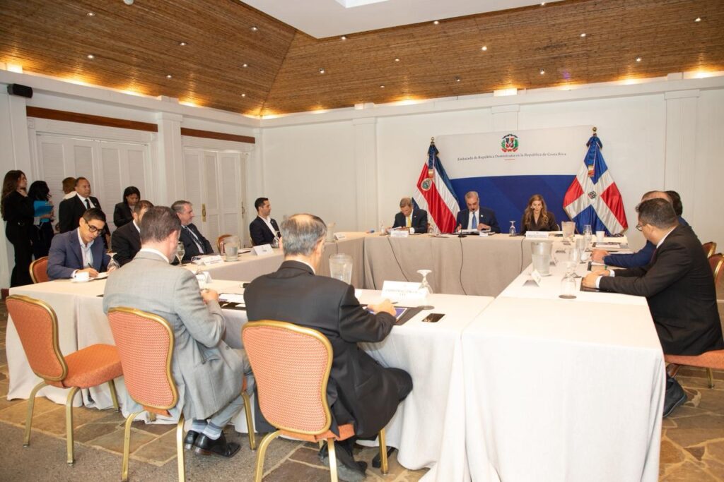 Reunión diplomática en una sala de conferencias.