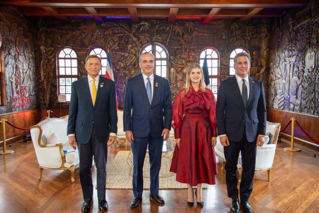 Grupo de personas en una elegante sala decorada.