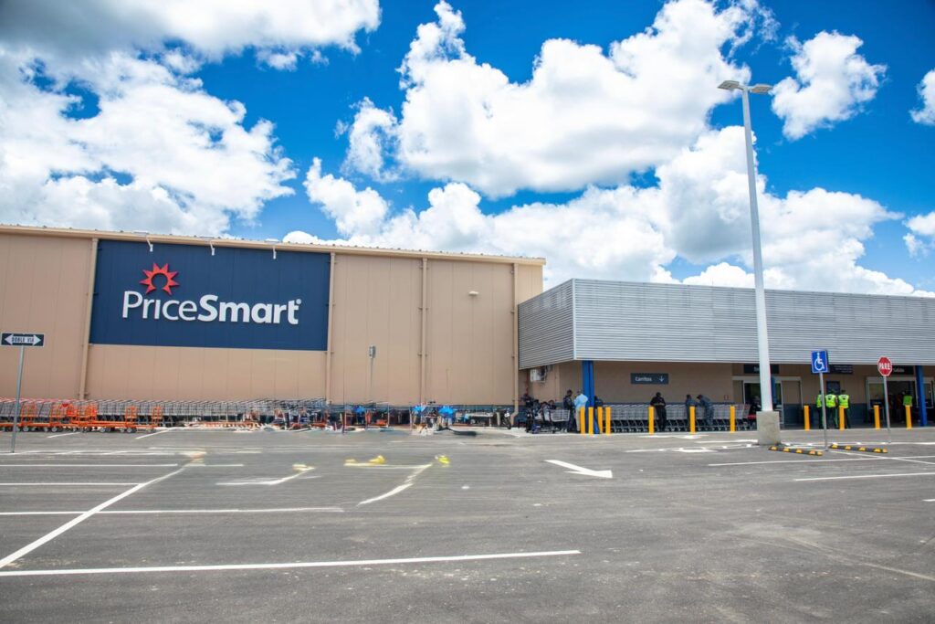 Fachada de tienda PriceSmart y estacionamiento vacío.