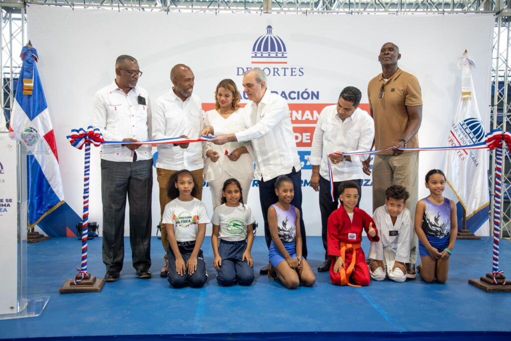 Inauguración de gimnasio con corte de cinta.