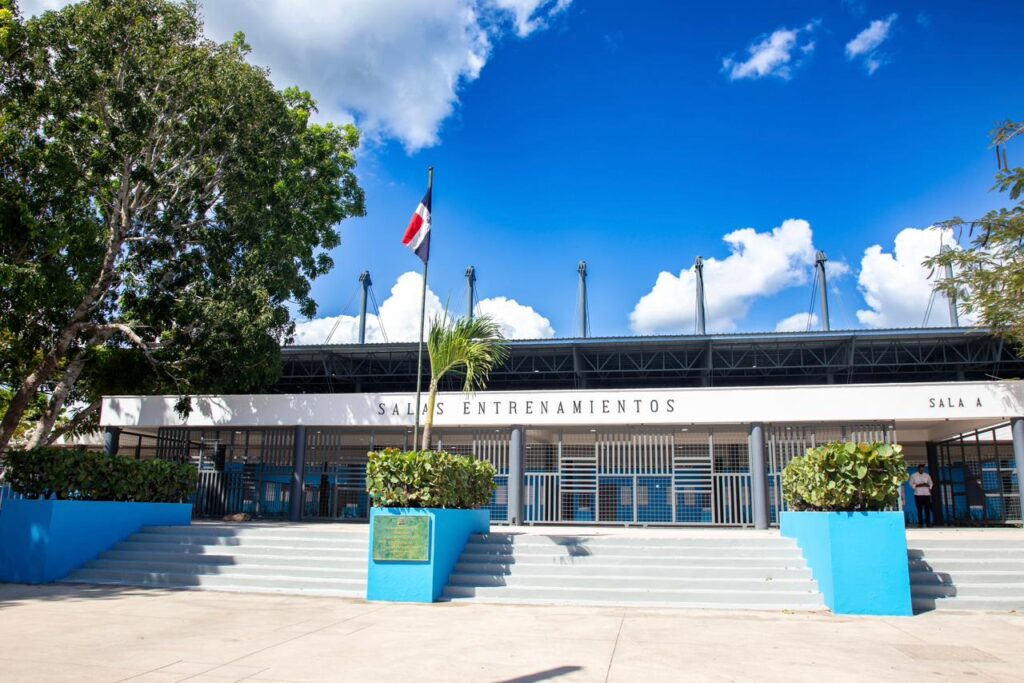 Fachada de salas de entrenamiento deportivas modernas.