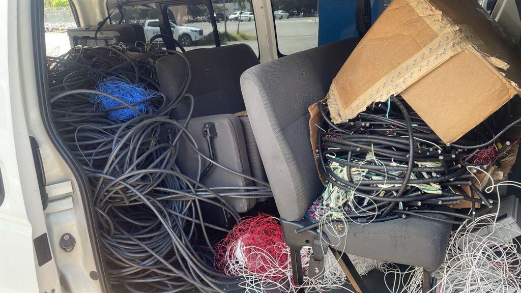 Cables desordenados en interior de camioneta