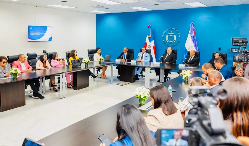 Reunión oficial en una sala de conferencias.