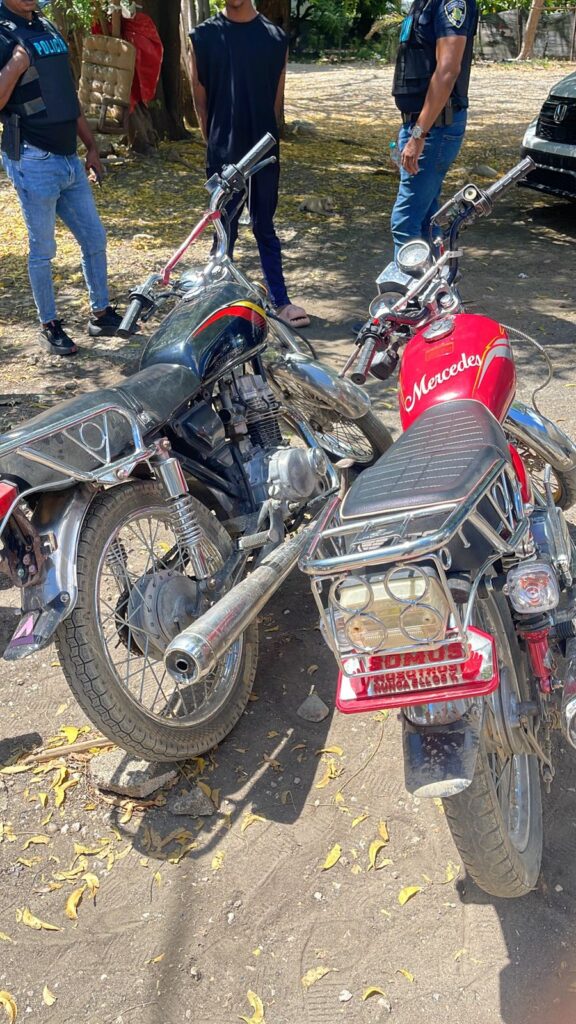 Dos motocicletas estacionadas al aire libre.