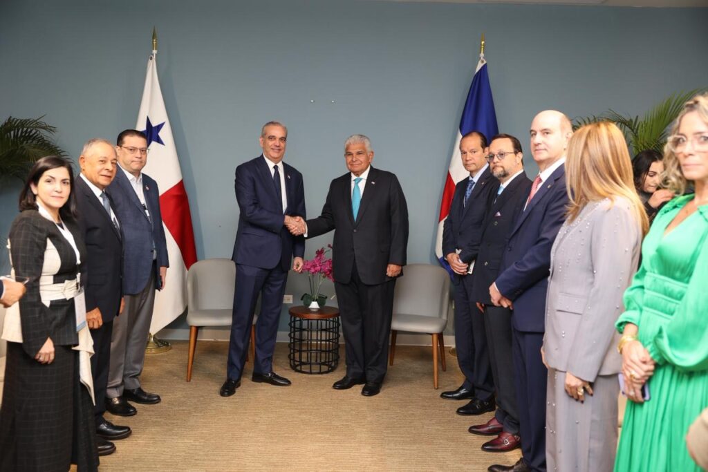 Líderes políticos se dan la mano en reunión formal.