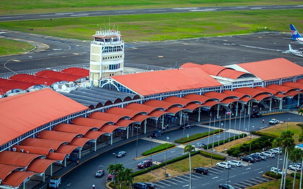 Vista aérea de aeropuerto con pista y edificios