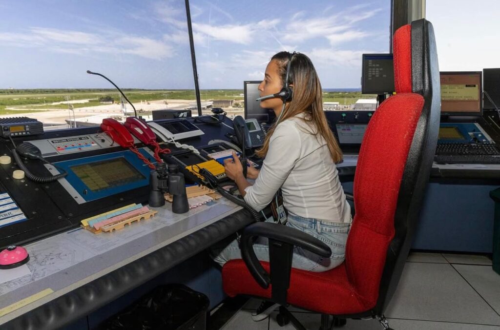 Controladora aérea trabajando en torre de control aeropuertos