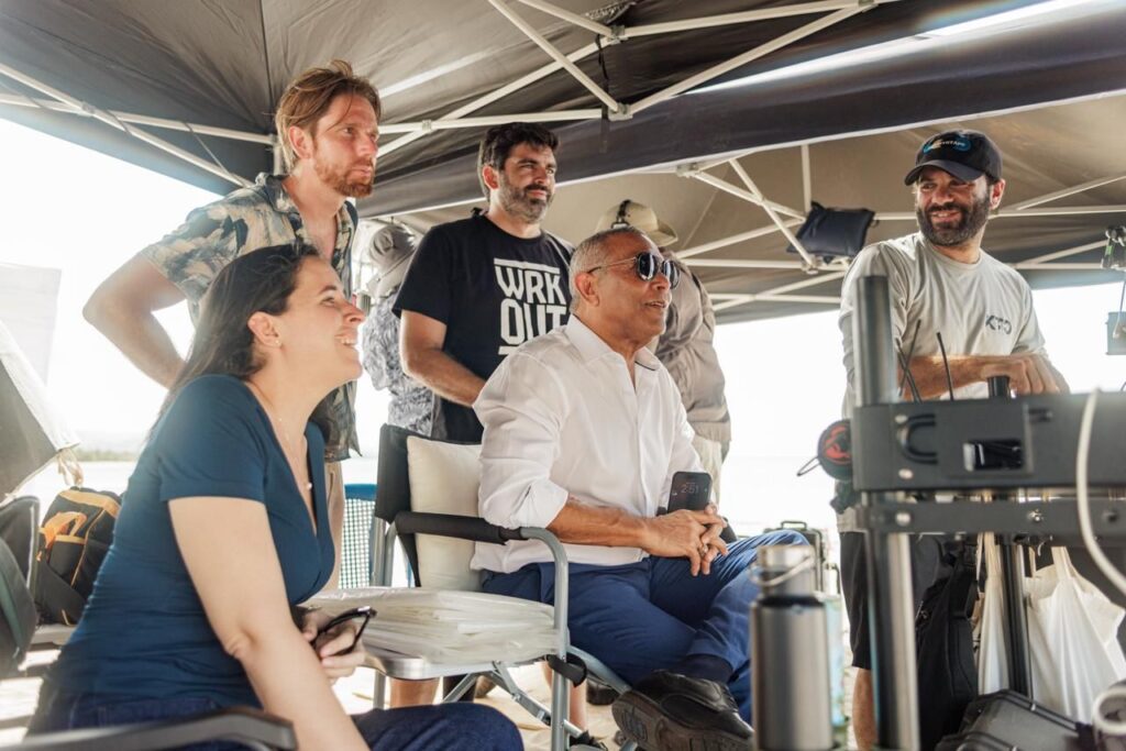 Grupo de personas en una reunión bajo carpa.