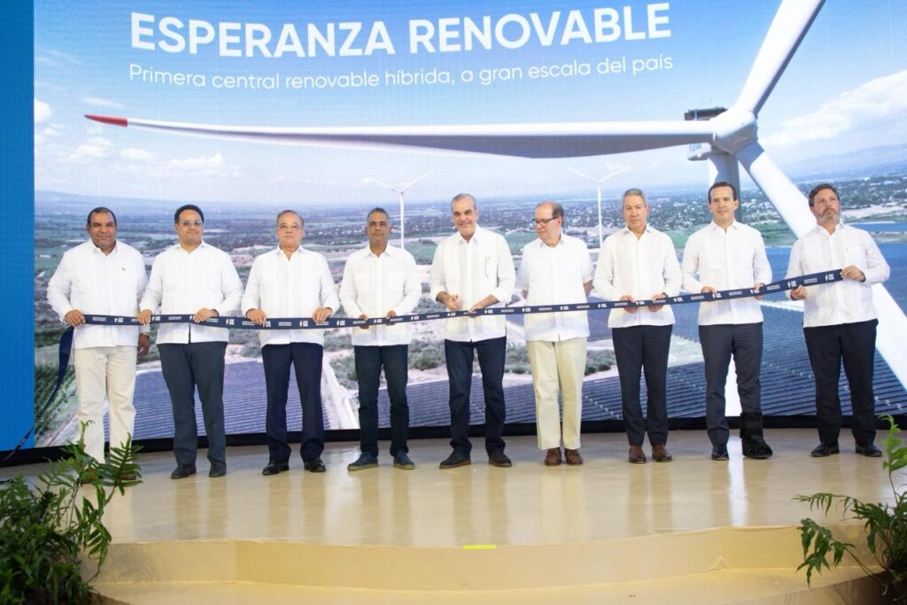 Inauguración central renovable híbrida en España.