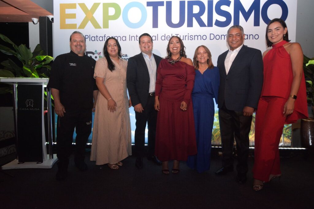 Personas en evento ExpoTurismo en Casa Musa