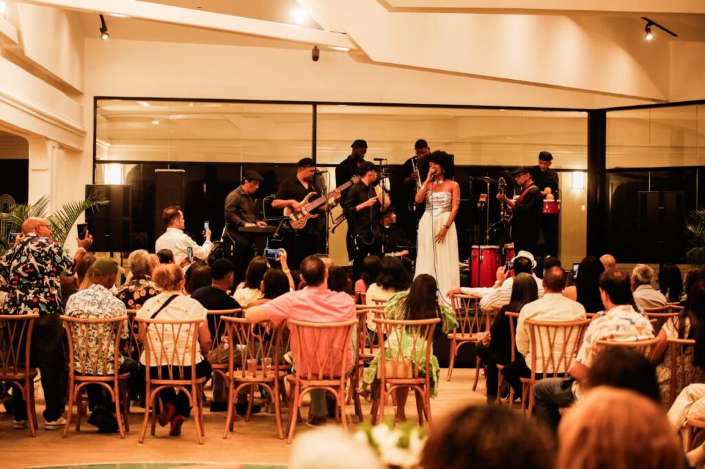 Concierto en vivo con público asistente.