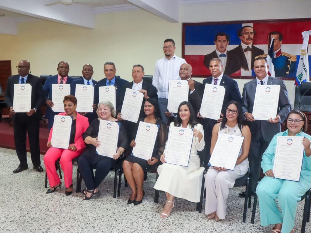 Grupo de personas con certificados en una ceremonia.