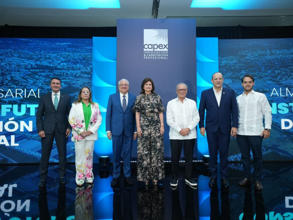 Personas posando en evento empresarial de Capex.