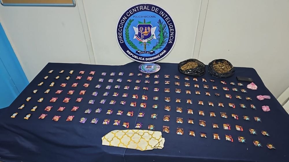 Incautación de drogas sobre mesa con logotipo policial