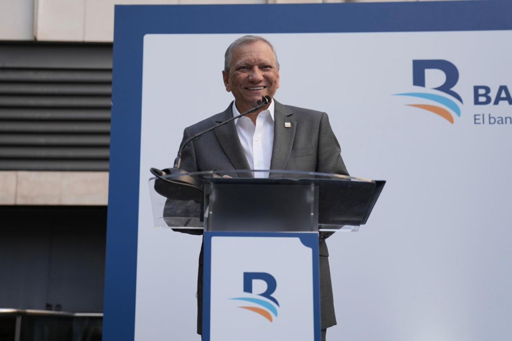 Hombre hablando en una conferencia de prensa bancaria.