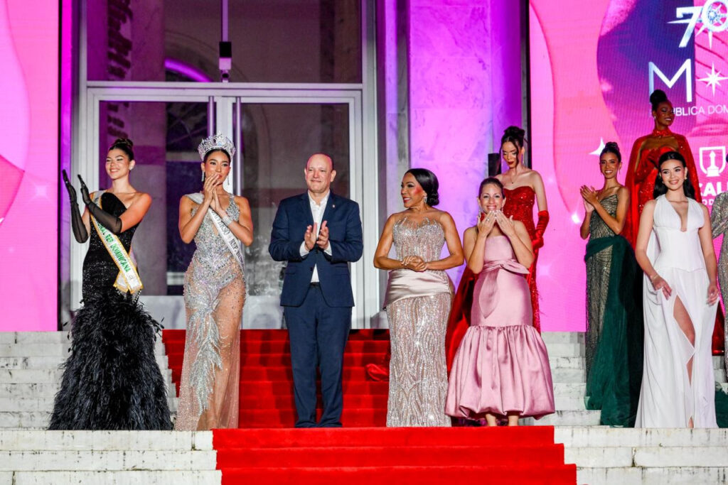 Grupo de personas aplaudiendo en evento de gala.