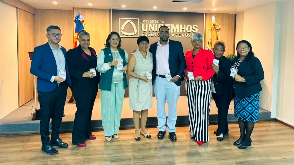 Grupo posando en evento universitario en UNICEMHOS.