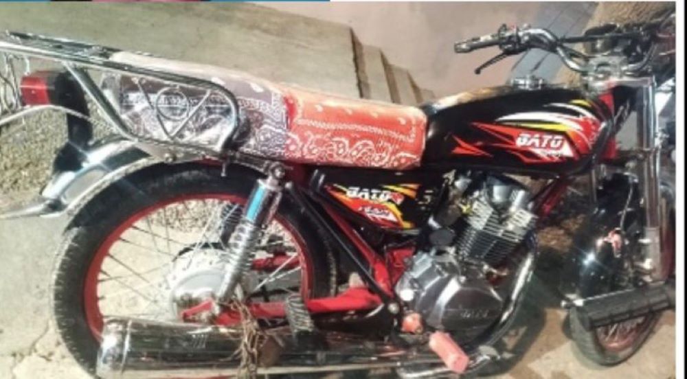 Motocicleta Gato con diseño personalizado y vibrante.
