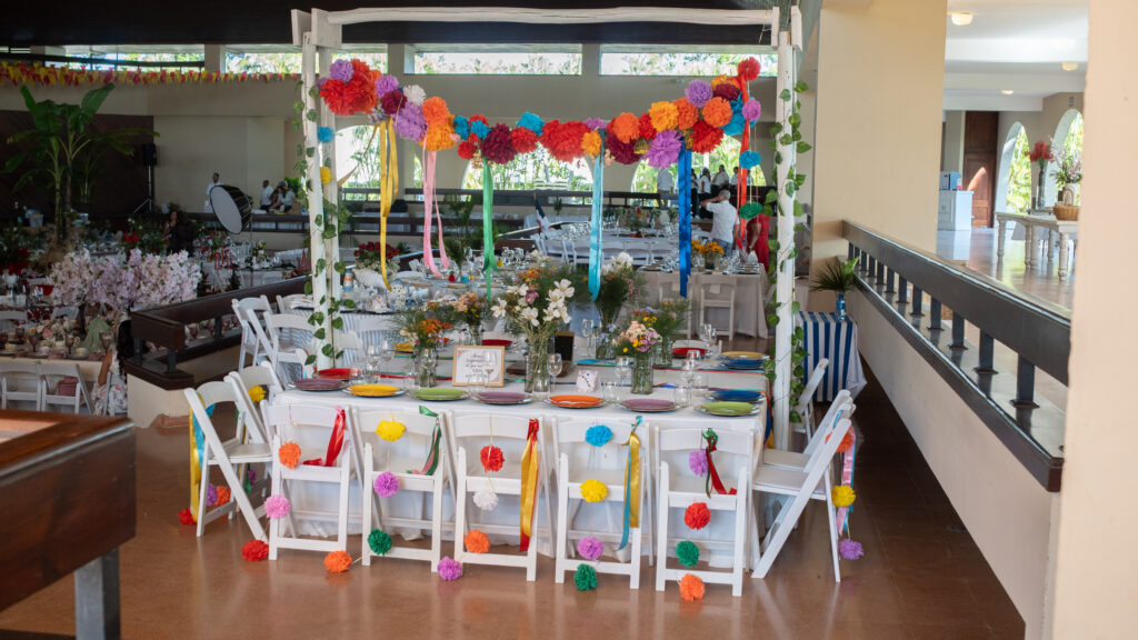 Mesa decorada con flores de papel coloridas en boda.