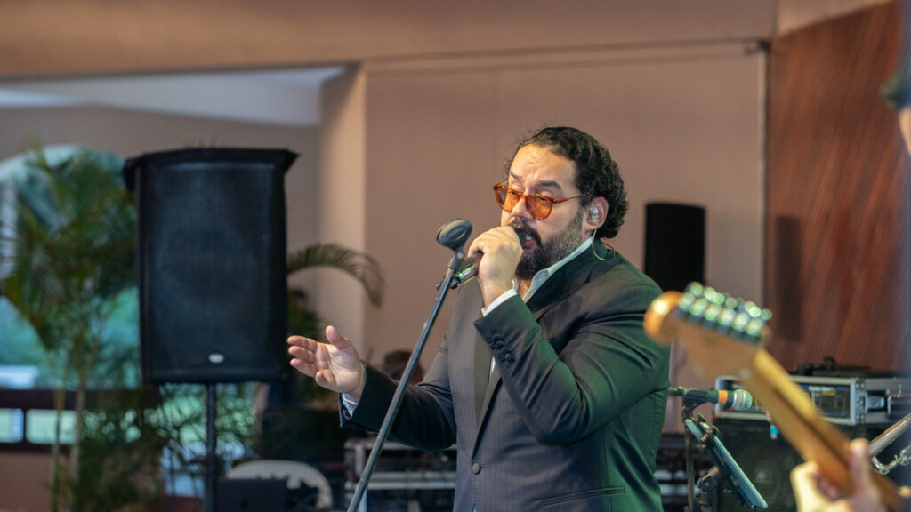 Cantante actuando en concierto en vivo