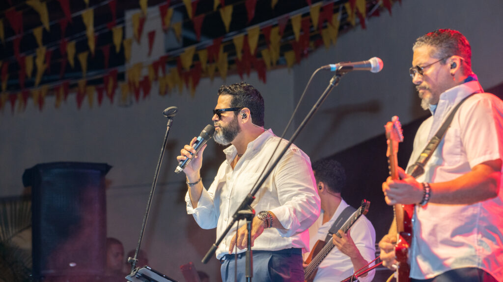 Banda musical tocando en vivo en el escenario