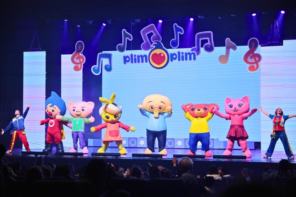 Personajes de Plim Plim en el escenario del show.