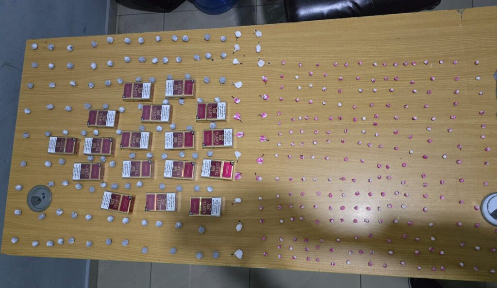 Cigarrillos y pétalos en una mesa ordenados