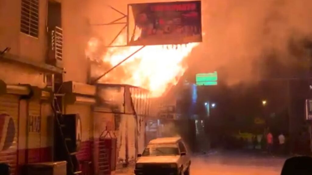 Incendio en edificio comercial de noche