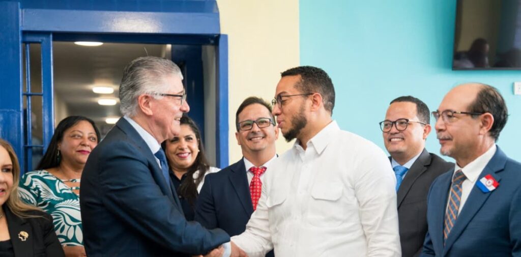 Grupo de personas en reunión formal