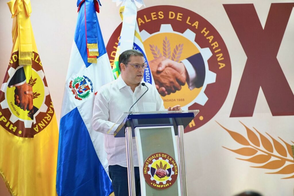 Hombre hablando en evento de industriales de la harina.