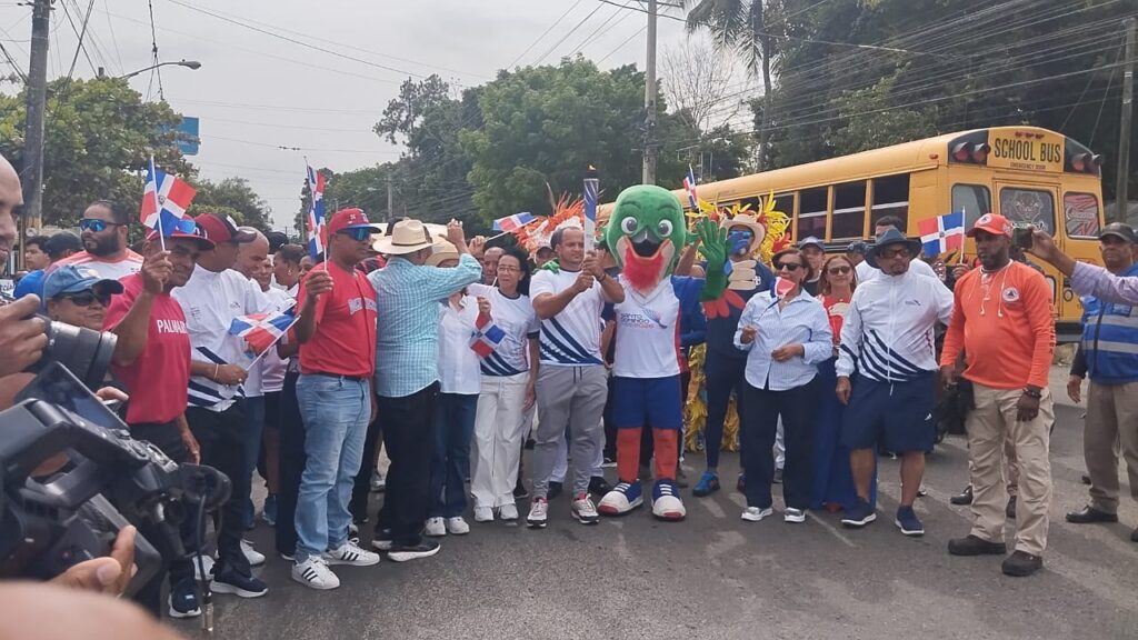 Grupo de personas celebrando con banderas dominicanas