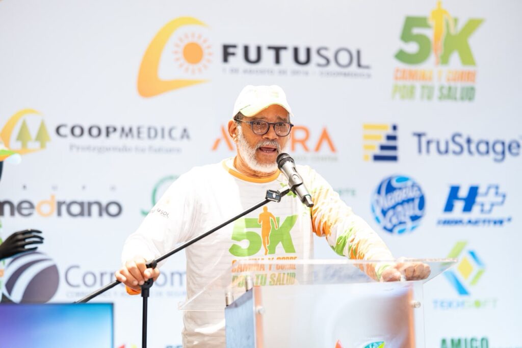 Hombre hablando en evento deportivo 5K salud.