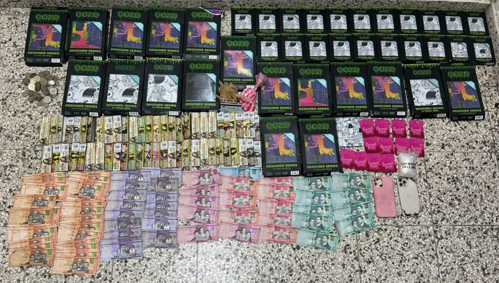 Objetos y dinero decomisados en operación policial.