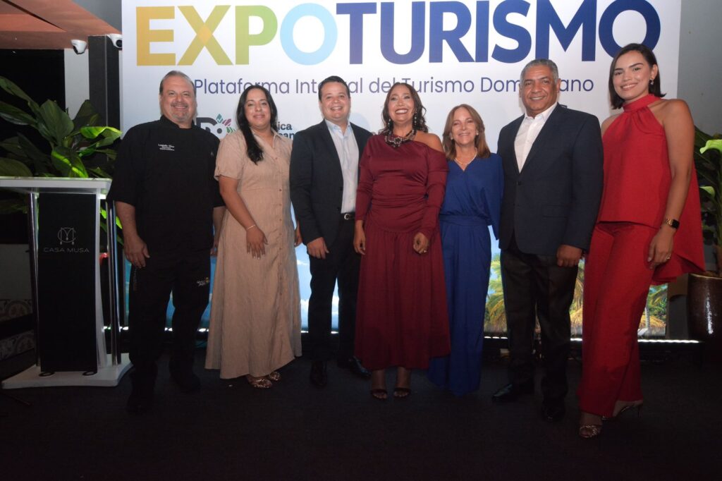 Grupo de personas en evento de turismo en Dominicana.