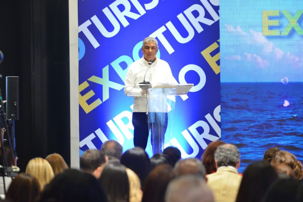 Hombre hablando en conferencia EXPO TURISMO