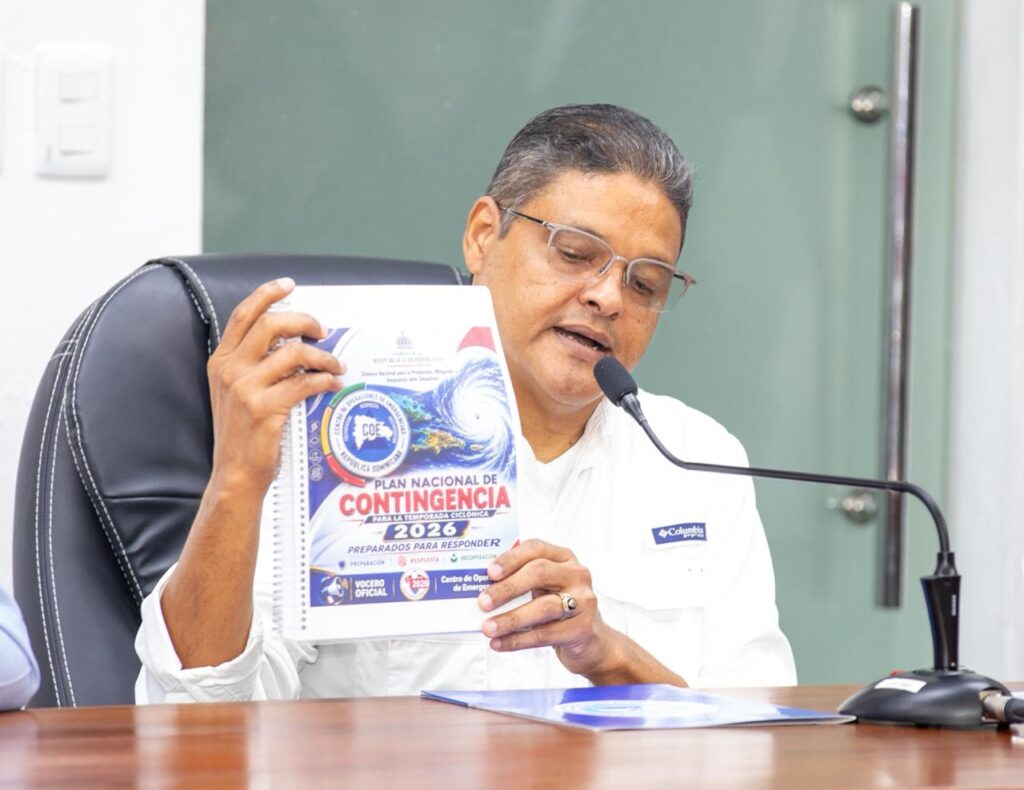 Persona presenta plan de contingencia 2026 en reunión.