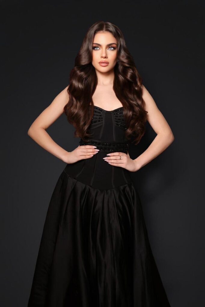 Mujer con vestido negro elegante