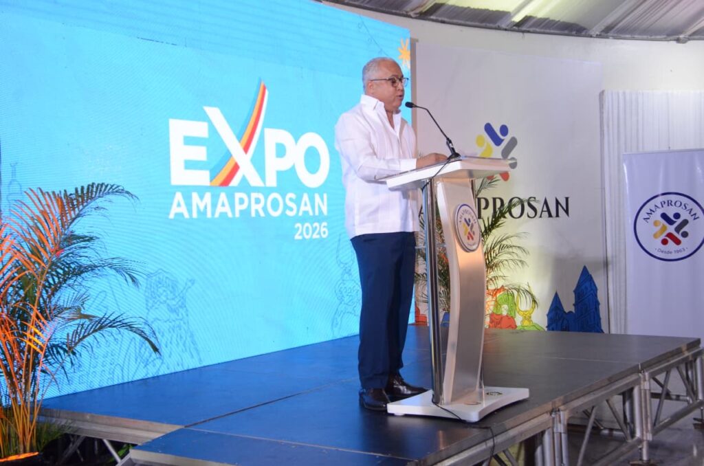 Conferencia Expo Amaprosan 2026, hombre en el escenario.