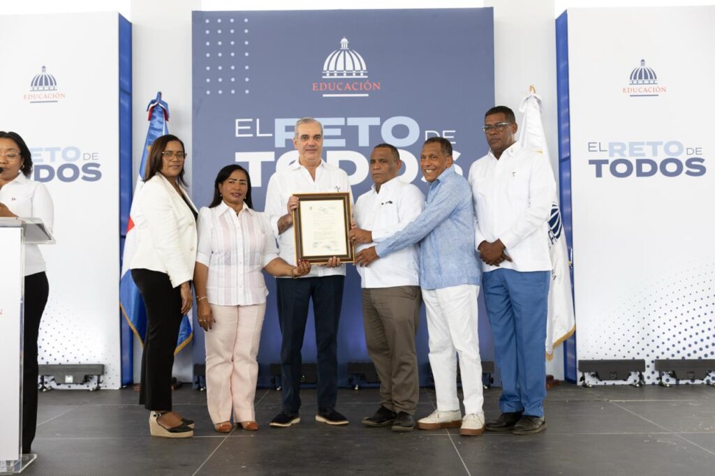 Entrega de certificado en evento educativo formal.