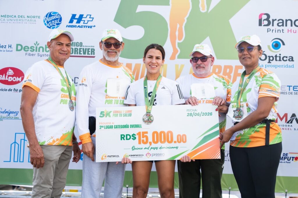 Ganadores de la carrera 5K con cheque y medallas.