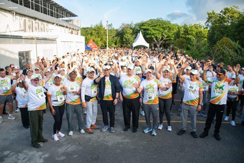 Participantes en maratón 5K salud en grupo sonriendo.