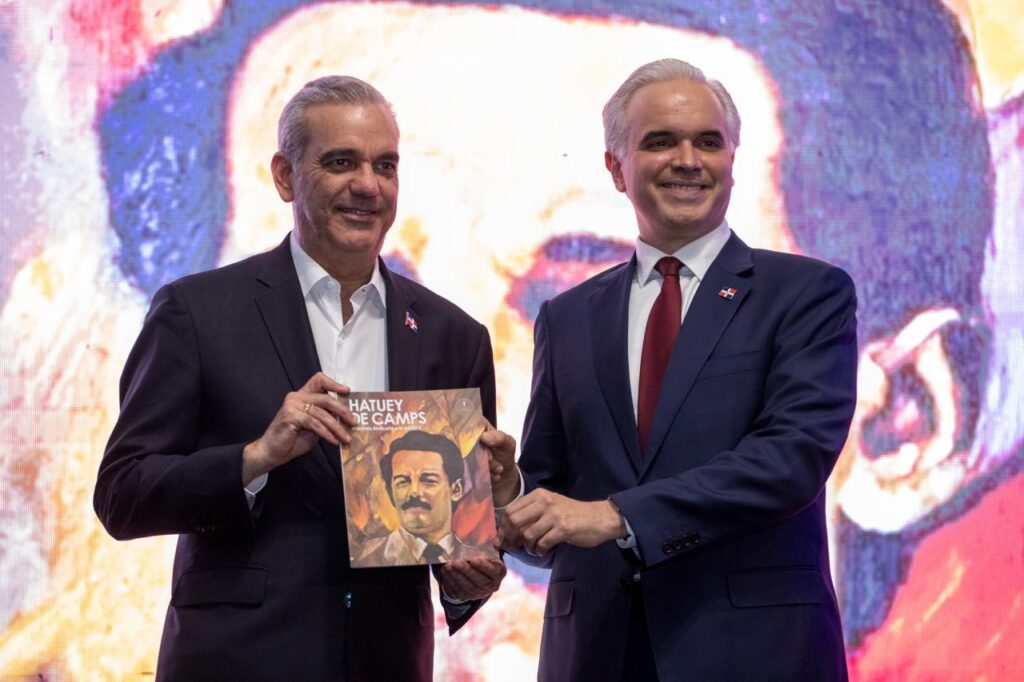 Dos hombres presentan libro sobre Hatuey de Camps.