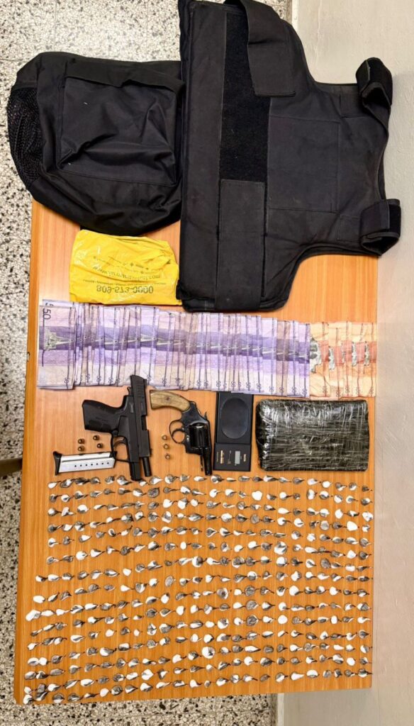 Armas, dinero y droga incautados en operativo policial.